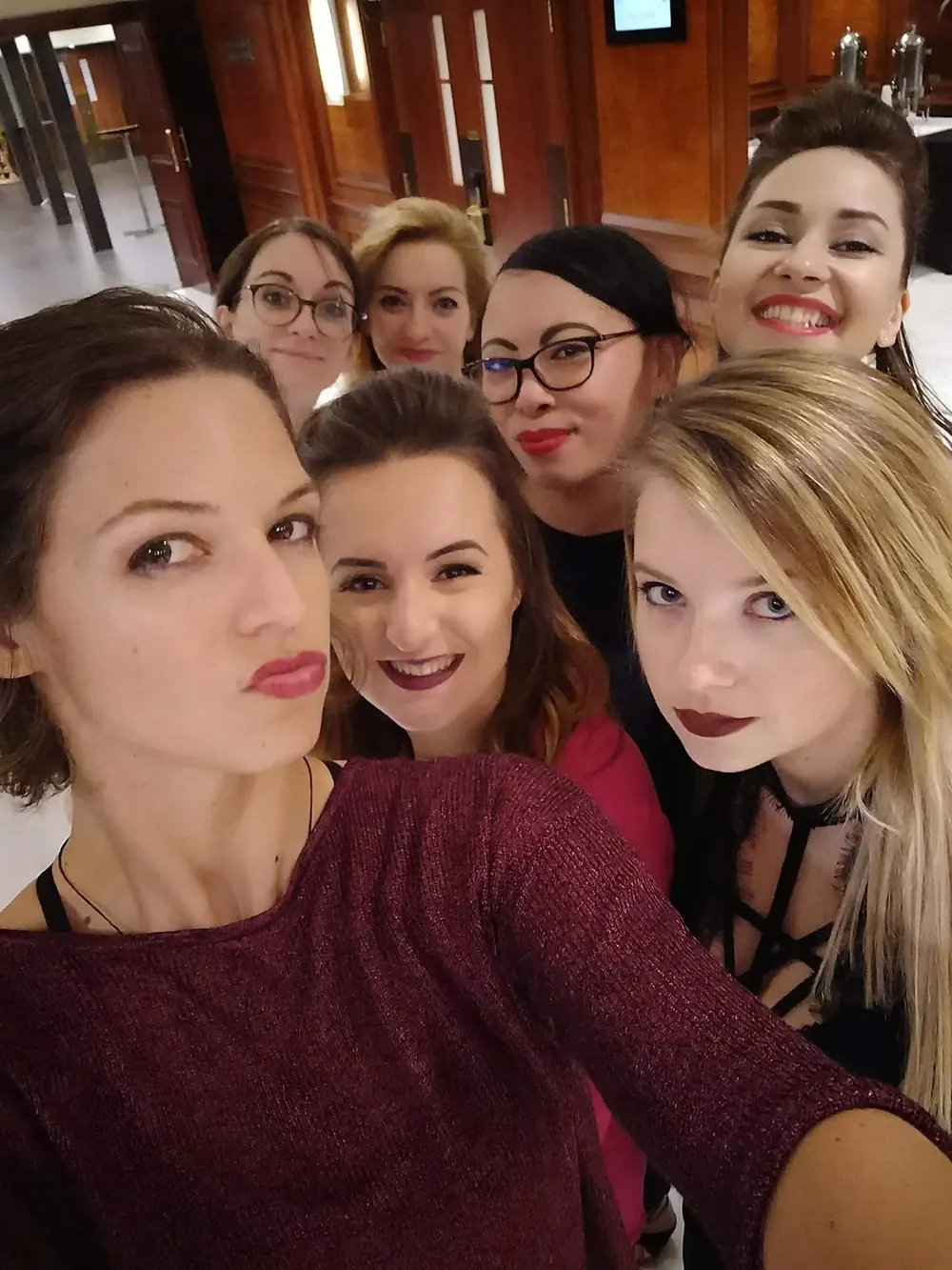 Izabella közösségben táncos barátokkal